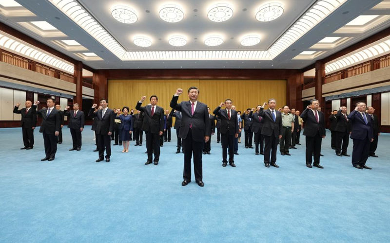 BEIJING, 18 junio, 2021 (Xinhua) -- Xi Jinping encabeza a otros líderes del Partido Comunista de China (PCCh) y del Estado, Li Keqiang, Li Zhanshu, Wang Yang, Wang Huning, Zhao Leji, Han Zheng y Wang Qishan, para prestar nuevamente el juramento de admisión al Partido después de visitar una exposición sobre la historia del PCCh con el tema de "conservar siempre las aspiraciones fundacionales del Partido y tener bien presente su misión" en el Museo del PCCh, en Beijing, capital de China, el 18 de junio de 2021. (Xinhua/Li Xueren)