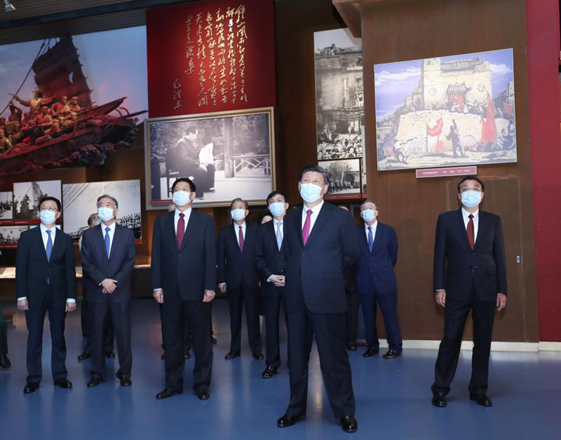 BEIJING, 18 junio, 2021 (Xinhua) -- Xi Jinping y otros líderes del Partido Comunista de China (PCCh) y del Estado, Li Keqiang, Li Zhanshu, Wang Yang, Wang Huning, Zhao Leji, Han Zheng y Wang Qishan, visitan una exposición sobre la historia del PCCh con el tema de "conservar siempre las aspiraciones fundacionales del Partido y tener bien presente su misión" en el Museo del PCCh, en Beijing, capital de China, el 18 de junio de 2021. (Xinhua/Ju Peng)