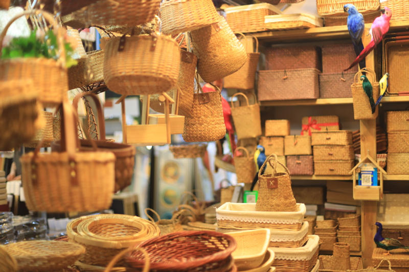 Tienda en Chongqing que vende una gran variedad de artesanías de tejido de ratán se ha convertido en un lugar caliente para visitar para muchos jóvenes últimamente. [Foto: chinadaily.com.cn]