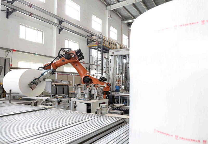 Un robot transporta productos de poliéster a la mesa de envasado de un taller en el condado de Linyi, ciudad de Dezhou, provincia de Shandong, 16 de mayo del 2021. [Foto: Xinhua]