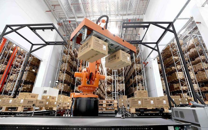 Un robot clasifica los productos en un centro de distribución inteligente de Changshu, provincia de Jiangsu, 24 de mayo del 2021. [Foto: Xinhua]
