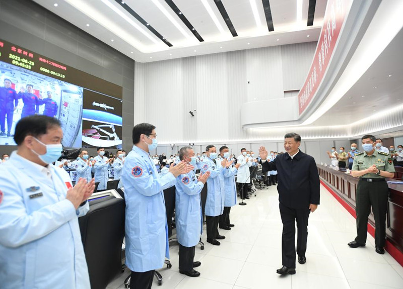 Xi conversa con astronautas estacionados en módulo central de estación espacial