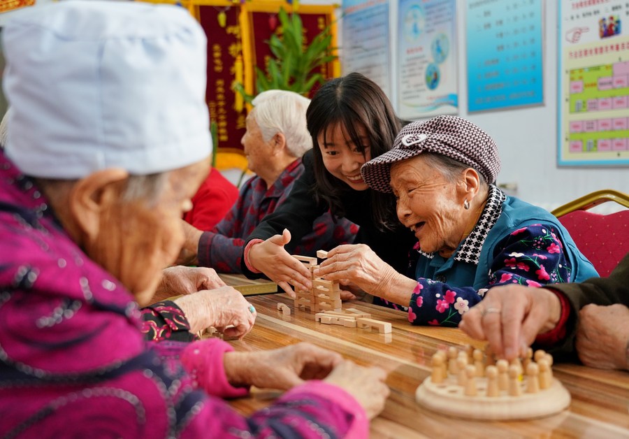 Esperanza de vida de ciudadanos chinos aumenta a 77,3 años, según libro blanco