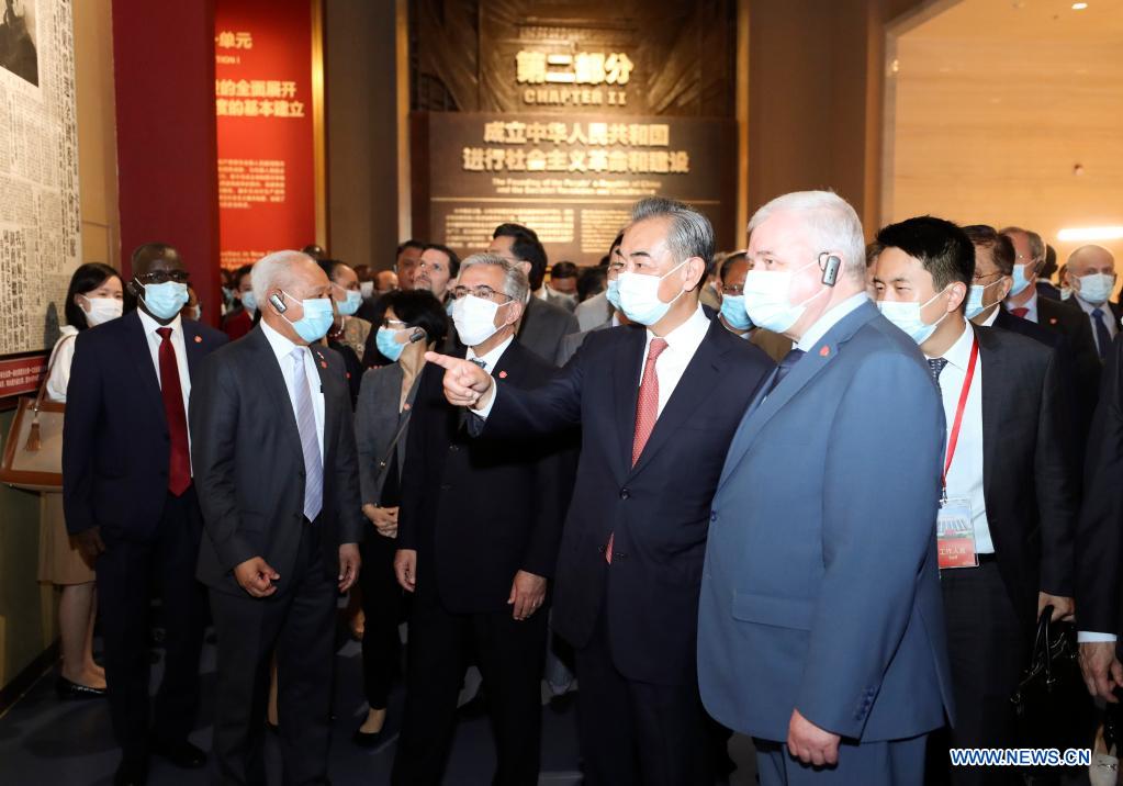 Diplomáticos visitan Museo del PCCh junto a ministro chino de Relaciones Exteriores