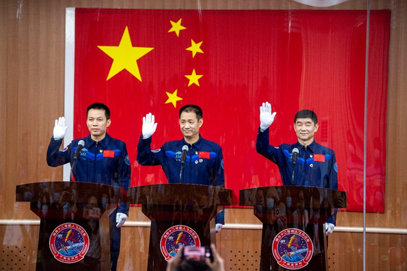 Los astronautas chinos Nie Haisheng (centro), Liu Boming (derecha) y Tang Hongbo se reúnen con la prensa en el Centro de Lanzamiento de Satélites de Jiuquan, 16 de junio del 2021. (Foto: Pueblo en Línea/Weng Qiyu)