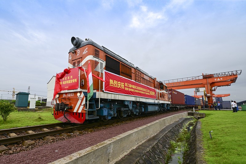 Tren de carga China-Europa, con vagones equivalentes a 100 contenedores de veinte pies, parte desde Jinhua, provincia de Zhejiang, hacia la capital de Hungría, 7 de junio del 2021. (Foto: Pueblo en Línea/ Hu Xiaofei)