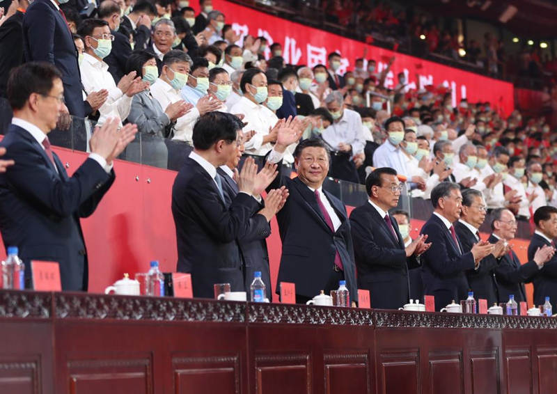Un espectáculo artístico llamado "La Gran Expedición" se lleva a cabo para celebrar el centenario de la fundación del Partido Comunista de China en el Estadio Nacional, en Beijing, capital de China, en la noche del 28 de junio de 2021. Los líderes del Partido y el Estado Xi Jinping, Li Keqiang, Li Zhanshu, Wang Yang, Wang Huning, Zhao Leji, Han Zheng y Wang Qishan se unieron a cerca de 20.000 personas para ver el espectáculo. (Xinhua/Ding Haitao)