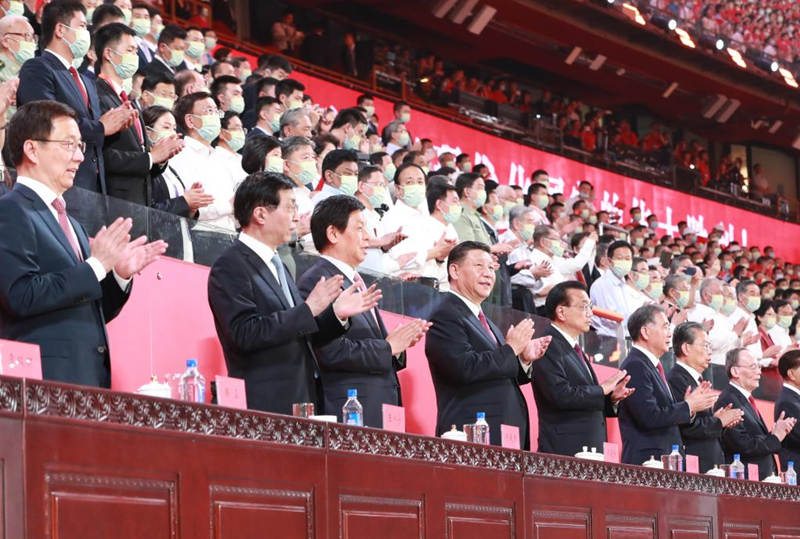 Un espectáculo artístico llamado "La Gran Expedición" se lleva a cabo para celebrar el centenario de la fundación del Partido Comunista de China en el Estadio Nacional, en Beijing, capital de China, en la noche del 28 de junio de 2021. Los líderes del Partido y el Estado Xi Jinping, Li Keqiang, Li Zhanshu, Wang Yang, Wang Huning, Zhao Leji, Han Zheng y Wang Qishan se unieron a cerca de 20.000 personas para ver el espectáculo. (Xinhua/Pang Xinglei)