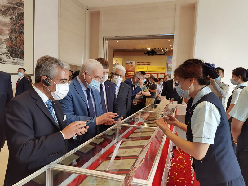 En la mañana del 24 de junio, más de 100 diplomáticos extranjeros y representantes de organizaciones internacionales visitaron la Exposición sobre la Historia del Partido Comunista de China (PCCh), a punto de cumplir 100 años de vida. (Foto: Zhang Bolan/ Diario del Pueblo)