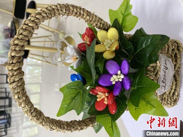Productos de chocolate en forma de flor desarrollados por la Academia de Ciencias Agrícolas Tropicales de China. (Foto: Chinanews.com)