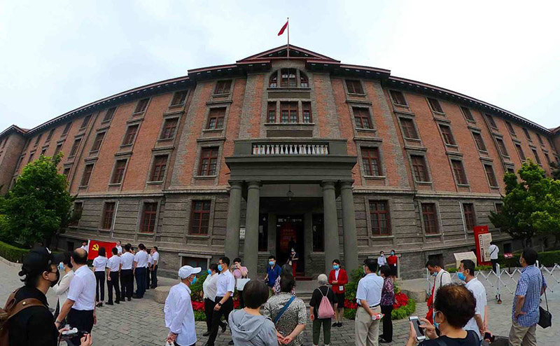 Personas visitan el "Edificio Rojo" de la Universidad de Beijing, 29 de junio del 2021. [Foto: Zhu Xingxin/ China Daily]