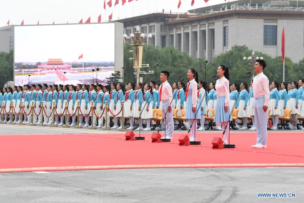 Miembros de Liga de la Juventud Comunista y Cuerpo de Jóvenes Pioneros de China saludan a PCCh