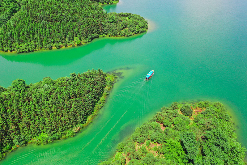Imagen de los hermosos paisajes con montañas verdes y aguas cristalinas del Parque Nacional del Humedal de Tianhu, en la ciudad de Changning, provincia de Hunan, el 13 de junio de 2021. Por Zhou Xiuyuchun / Pueblo en Línea