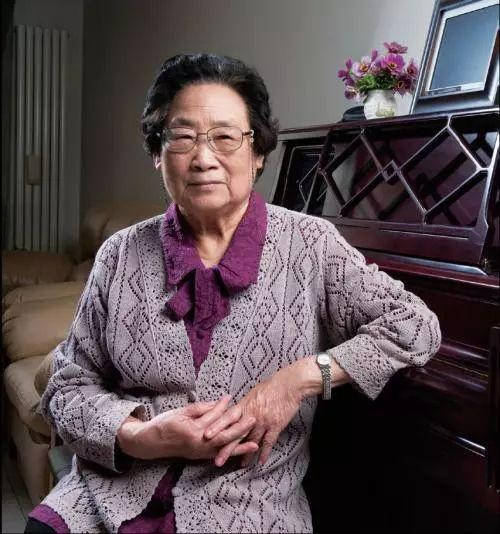 Tu Youyou, ganadora del Premio Nobel de Fisiología o Medicina de China. Foto de archivo. 