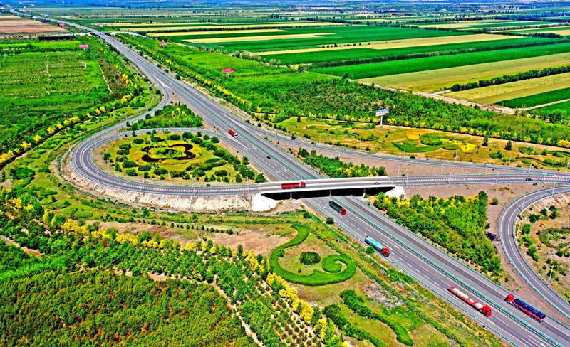 Autopista Beijing-Xinjiang, sección Qitai de Xinjiang (Foto del 28 de junio de 2021). Foto: Cai Zengle / Diario del Pueblo