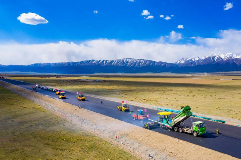 Asfalto colocado en el cruce de la autopista Beijing-Xinjiang, que conecta Hami y Balikun. Foto: Polat Niyaz / Pueblo en Línea