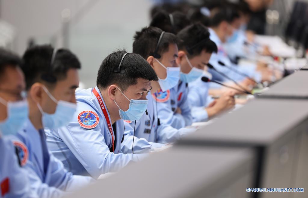 Astronautas chinos salen de nave espacial para iniciar actividades extravehiculares