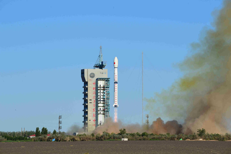 El cohete portador Larga Marcha 4C que transporta al nuevo satélite chino Fengyun 3E (FY-3E) despega a las 7:28 am (hora de Beijing) desde el Centro de Lanzamiento de Satélites de Jiuquan, 5 de julio del 2021. [Foto: Wang Jiangbo/ China Daily]