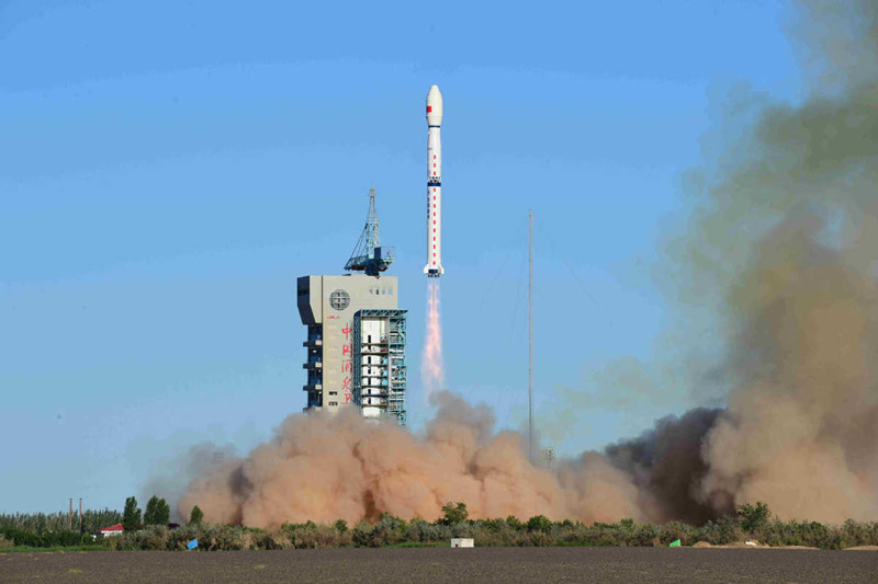 Una foto tomada el 5 de julio de 2021 muestra un cohete portador  Larga Marcha 4C que transporta un satélite Fengyun 3E (FY-3E) de China despegando a las 7:28 am (hora de Beijing) desde el Centro de Lanzamiento de Satélites de Jiuquan en el noroeste de China. [Foto de Wang Jiangbo/Para chinadaily.com.cn]