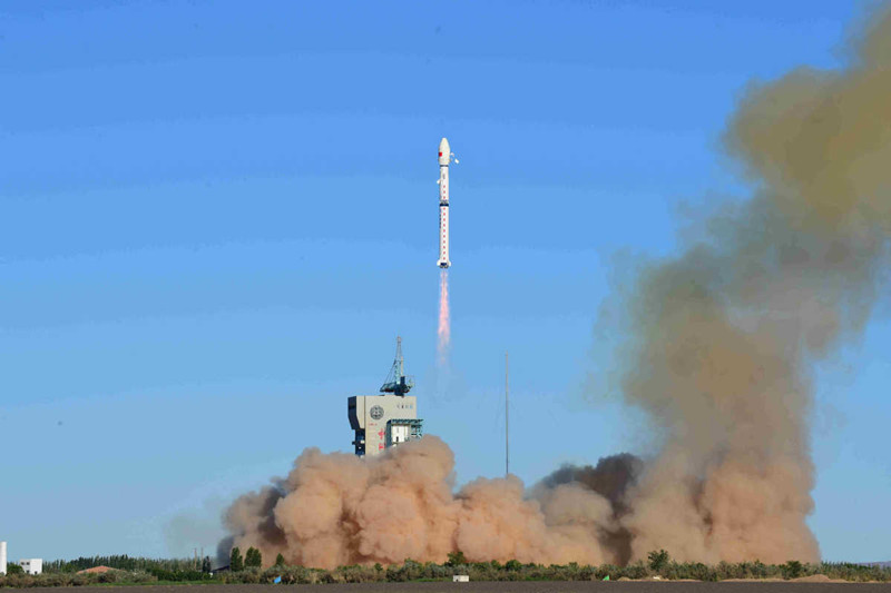 Una foto tomada el 5 de julio de 2021 muestra un cohete portador  Larga Marcha 4C que transporta un satélite Fengyun 3E (FY-3E) de China despegando a las 7:28 am (hora de Beijing) desde el Centro de Lanzamiento de Satélites de Jiuquan en el noroeste de China. [Foto de Wang Jiangbo/Para chinadaily.com.cn]