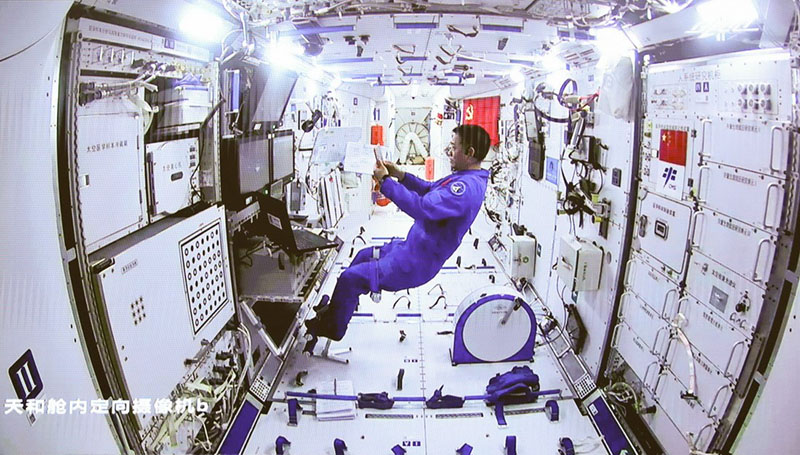 El astronauta Nie Haisheng opera en el módulo central para apoyar a los dos astronautas que realizaban operaciones extravehiculares el 4 de julio. Foto: Jin Liwang, Xinhua