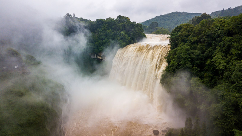 La cascada Huangguoshu ha entrado en su temporada de alto caudal debido a las fuertes lluvias. [Foto de Chen Xi / proporcionada a chinadaily.com.cn]