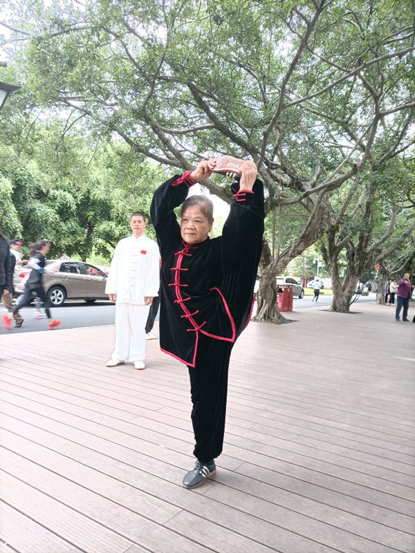 Jiang Xuezhen practica Tai Chi en Fuzhou, provincia de Fujian. [Foto: proporcionada a China Daily]