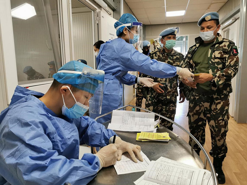 El personal de mantenimiento de la paz de la Fuerza Provisional de la ONU en el Líbano se alinea para vacunarse contra el COVID-19 en una unidad médica de las fuerzas de mantenimiento de la paz chinas en el Líbano, el 28 de junio de 2021. Pueblo en Línea / Lei Yang, Jia Fangwen.