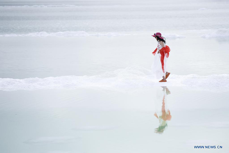 Un turista visita el lago salado de Qairhan en la provincia de Qinghai, noroeste de China, el 8 de julio de 2021. [Foto / Xinhua]