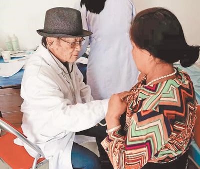 Wu Tianyi (a la izquierda) atiende a una paciente de un grupo étnico minoritario. (Foto de archivo)