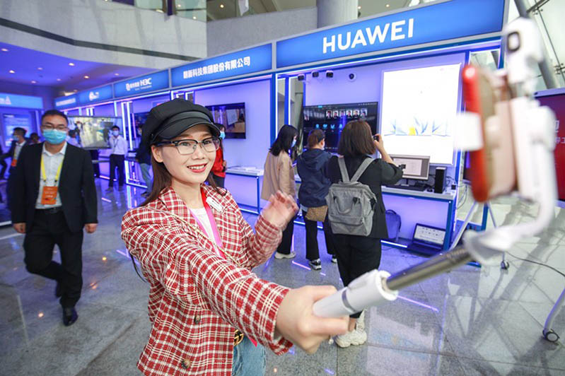 El 24 de mayo de 2021, los ciudadanos probaron gafas inteligentes en la Exposición Internacional de la Industria de los Macrodatos de China 2021 en Bijie, Guizhou. Foto: Chen Xi, Pueblo en Línea