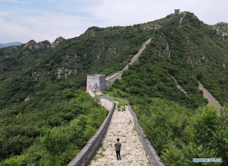 Li Cui patrulla la Gran Muralla de Banchangyu en Qinhuangdao, provincia de Hebei, 8 de julio del 2021. (Foto: Xinhua/ Jin Haoyuan)