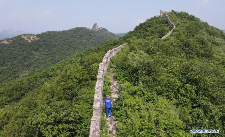 Zhang Heshan patrulla a lo largo de la Gran Muralla de Zhengguanling en Qinhuangdao, provincia de Hebei, 7 de julio del 2021. (Foto: Xinhua/ Jin Haoyuan)