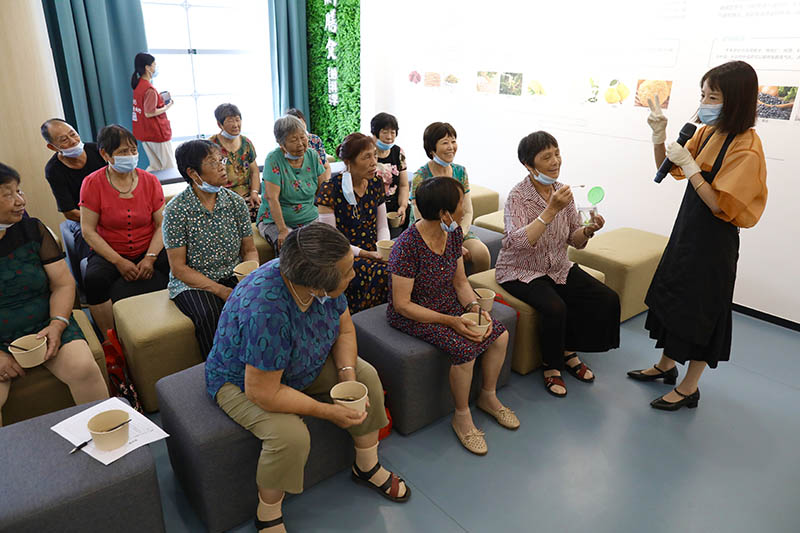 Residentes de la tercera edad aprenden sobre salud en un centro de salud pública de Yaozhuang, condado de Jiashan, en Jiaxing, provincia de Zhejiang, 13 de julio del 2021. [Foto: Zhu Xingxin/ China Daily]