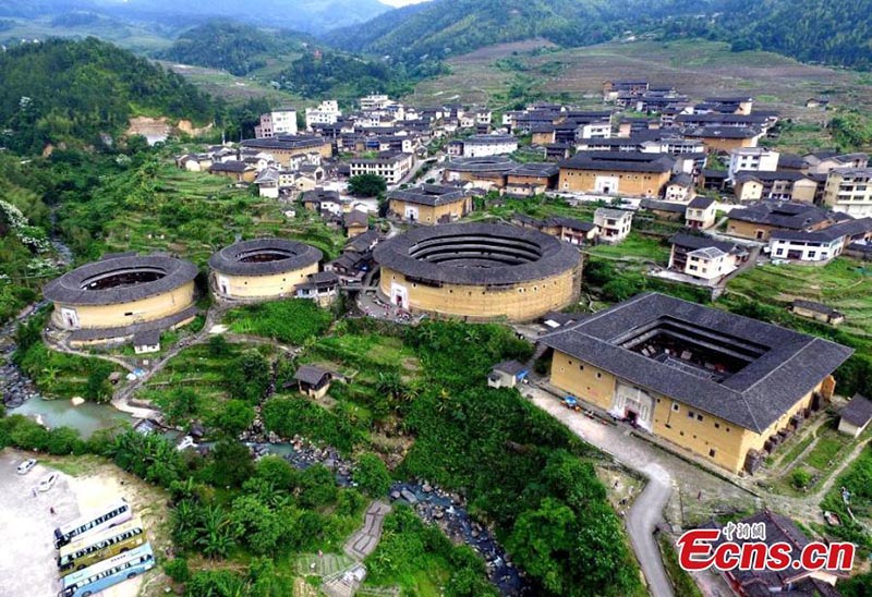 Esta foto muestra la magnífica vista de varios Tulou en la provincia de Fujian. (Foto / Wang Dongming)