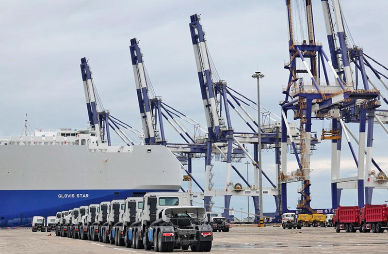 Una empresa carga sus camiones en el puerto de Yantai, provincia de Shandong, en el este de China, el 13 de julio de 2021 (Pueblo en Línea / Tangke).