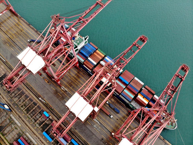 Una empresa carga sus contenedores en un buque carguero en el puerto de Lianyungang, provincia de Jiangsu, en el este de China, el 13 de julio de 2021. (Pueblo en Línea / Wang Chun)