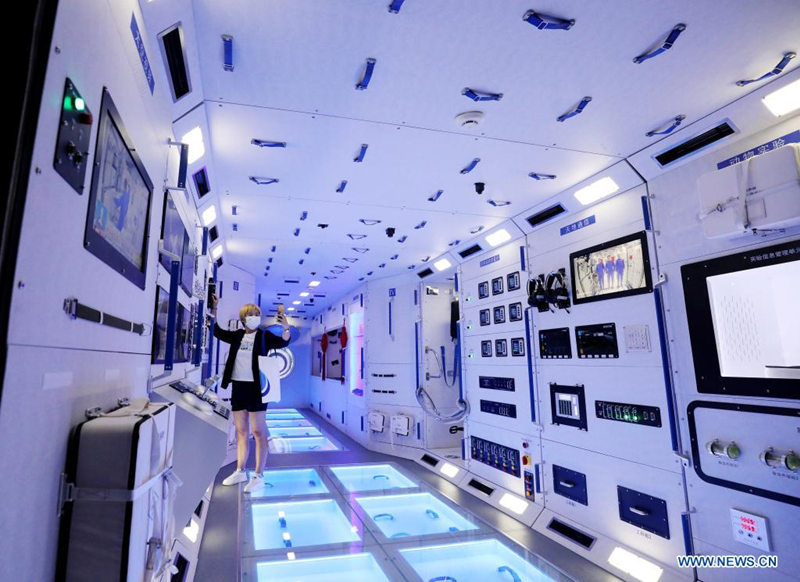 Modelo de módulo central de estación espacial Tianhe de China exhibido en Museo de Astronomía de Shanghai