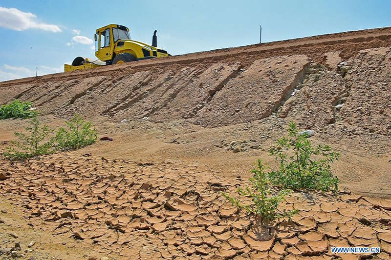 Avanza la construcción de la primera autopista a través del desierto en Xinjiang