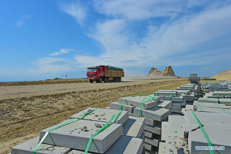 Avanza la construcción de la primera autopista a través del desierto en Xinjiang