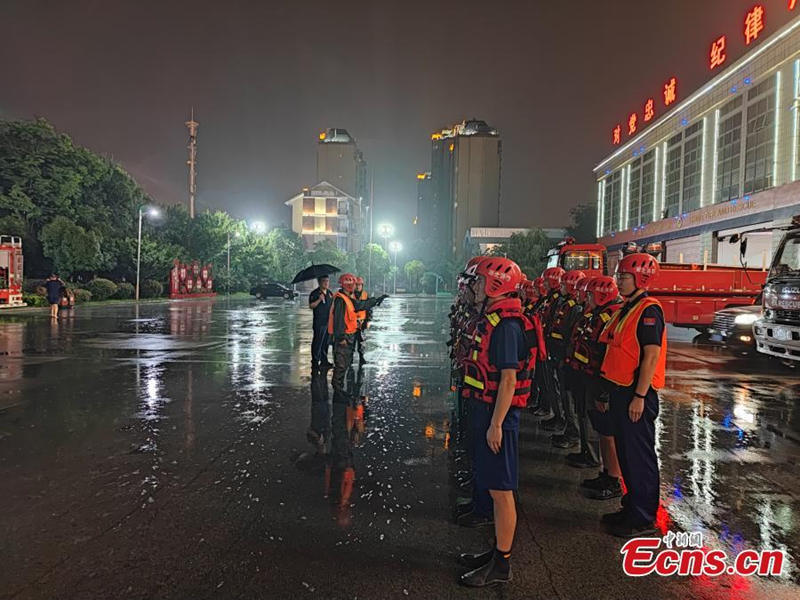 Centenares de bomberos de Hubei socorren en Zhengzhou