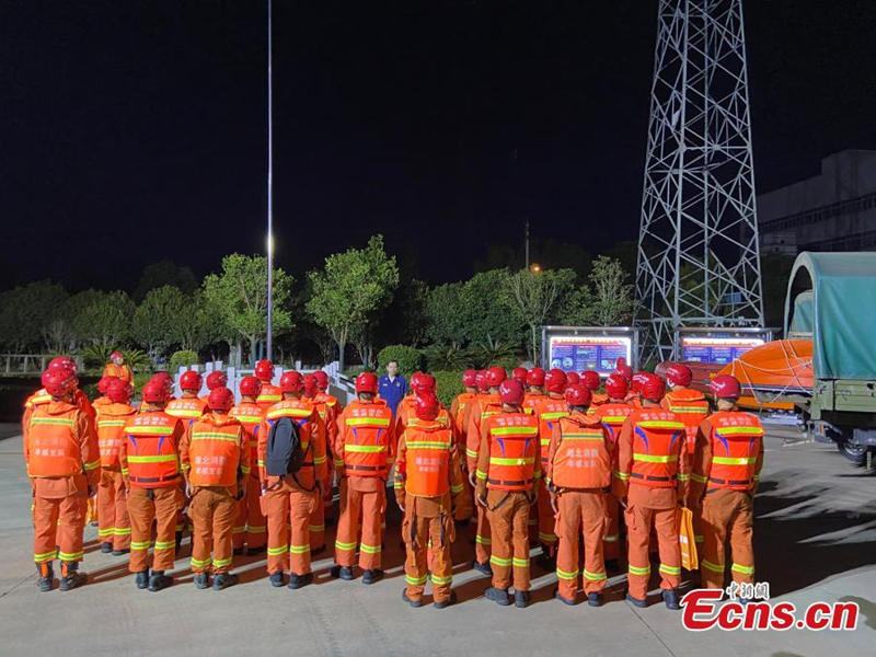 Centenares de bomberos de Hubei socorren en Zhengzhou