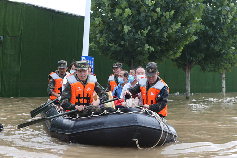 Los equipos de rescate ayudan a trasladar a pacientes varados con un bote inflable en el Hospital Cardiovascular Central de China de Fuwai en Zhengzhou, capital de la provincia central china de Henan, el 22 de julio de 2021. [Foto de Wu Xiaohui / chinadaily.com.cn]