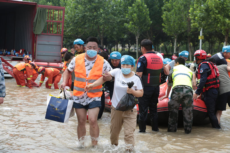 Los equipos de rescate ayudan a trasladar a pacientes varados en el Hospital Cardiovascular Central de China de Fuwai en Zhengzhou, capital de la provincia central china de Henan, el 22 de julio de 2021. [Foto de Wu Xiaohui / chinadaily.com.cn]