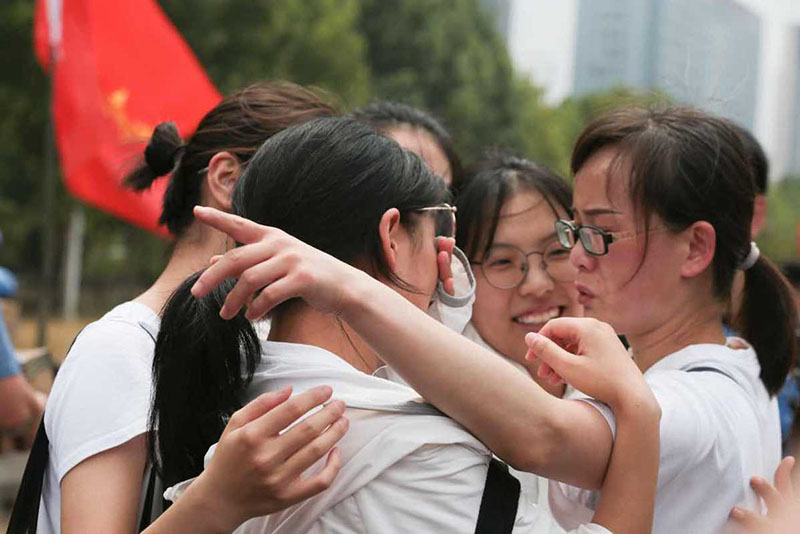 Las personas se abrazan después de ser trasladadas a un lugar seguro desde el inundado Hospital Cardiovascular Central de China de Fuwai en Zhengzhou, capital de la provincia central china de Henan, el 22 de julio de 2021. [Foto de Wu Xiaohui / chinadaily.com.cn]