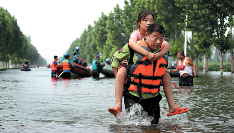 Miles de voluntarios le plantan cara a las severas inundaciones que sufre Henan