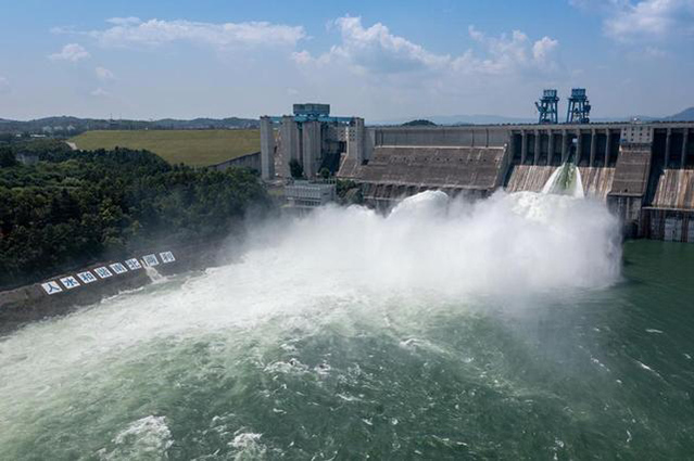 El embalse de Danjiangkou descarga el exceso de agua el martes. (Fotos: People.com.cn)