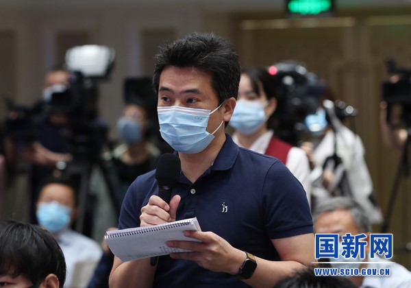 Un periodista de Asahi Shimbun planteando una pregunta durante la conferencia de prensa organizada por la Oficina de Información del Consejo de Estado sobre el trabajo de rastreo del origen del nuevo coronavirus, Beijing, 22 de julio del 2021. (Foto: Liu Jian/ www.scio.gov.cn)