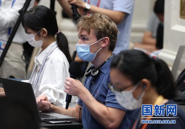 Un periodista de Reuters planteando una pregunta durante la conferencia de prensa organizada por la Oficina de Información del Consejo de Estado sobre el trabajo de rastreo del origen del nuevo coronavirus, Beijing, 22 de julio del 2021. (Foto: Liu Jian/ www.scio.gov.cn)