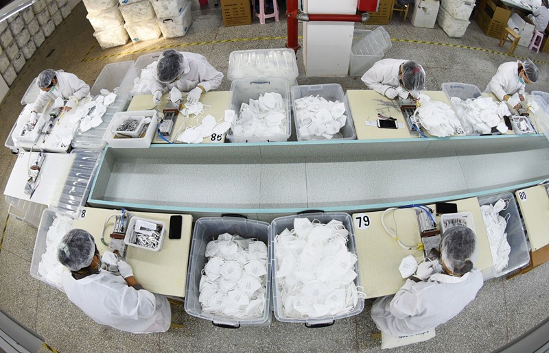Los trabajadores producen mascarillas para exportarlas en una fábrica en el barrio de Ninghai, distrito Haizhou de Lianyungang, provincia de Jiangsu, en el este de China, el 2 de febrero de 2021 (Foto de Geng Yuhe / Pueblo en Línea).